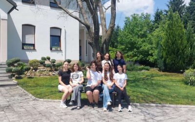 Mali knjižničari OŠ Viktora Kovačića donijeli radost staricama u samostanu